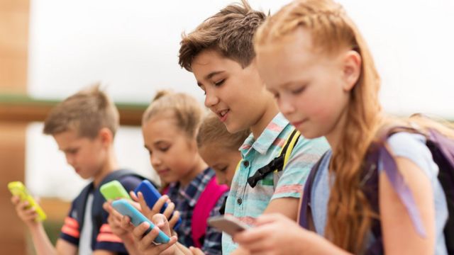 Uso de móviles en niños y adolescentes, ¿es una buena idea?